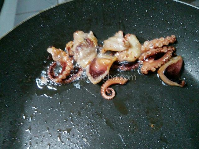 墨鱼干洗干净切小块用油爆香一下