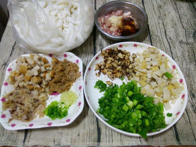 准备材料（瘦肉切小用蚝油腌制一下，潮汕肉卷，鱼条，萝卜干，香菇，鱿鱼干，青菜都切小粒，葱切花，蒜剁蓉）