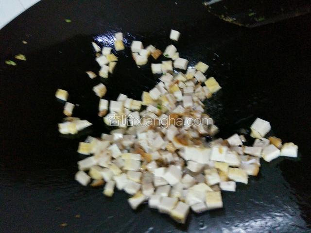 锅里下油先把香菇和鱿鱼干爆香，再下鱼条和潮汕肉卷炒制微微黄色