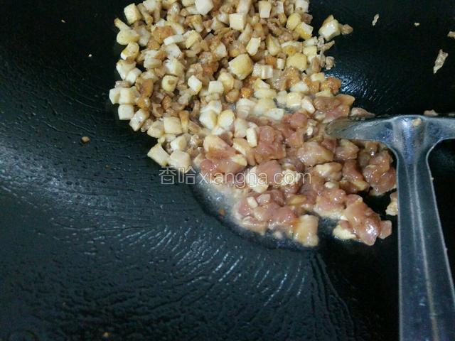 再下瘦肉炒熟