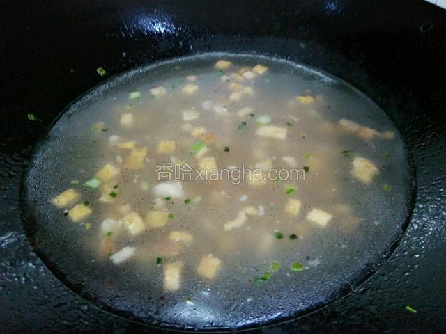 加入适量的水和爆过的蒜葱(喜欢汤多点的水可以下多点)