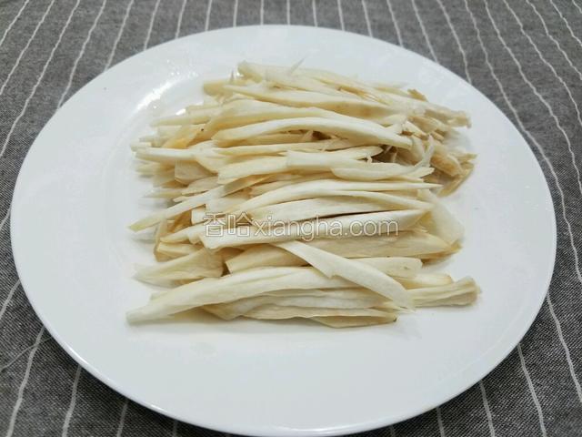 将杏鲍菇洗干净切成丝备用。