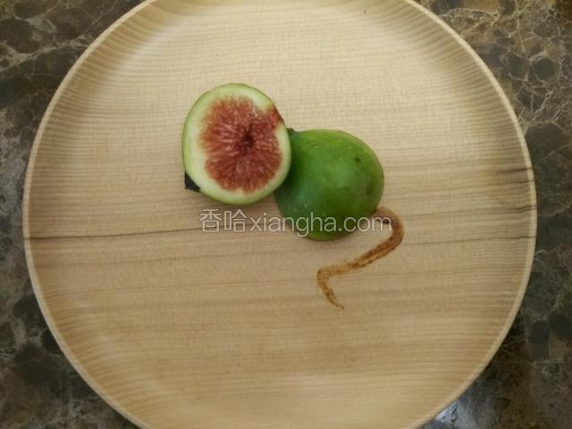 用少许紫菜剪成小三角状，沾水粘在嘴部，巧克力酱画个尾巴～