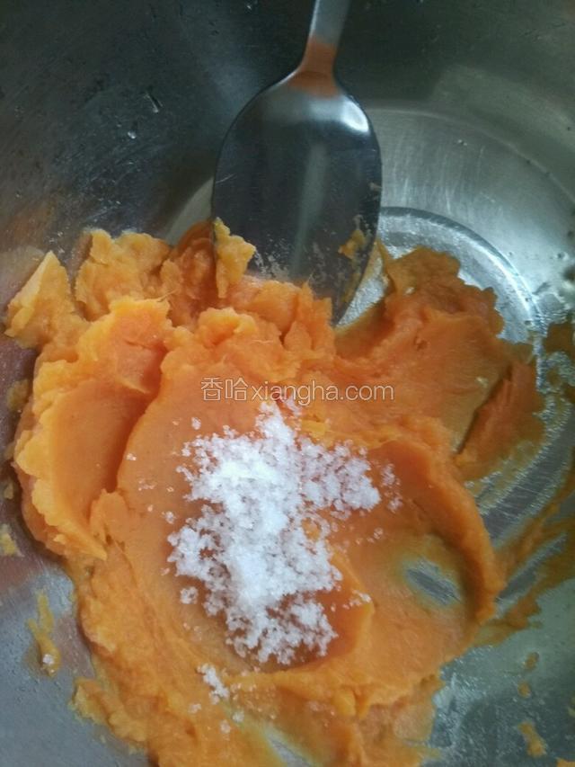 把红薯碾成泥放少许白糖搅拌均匀～
