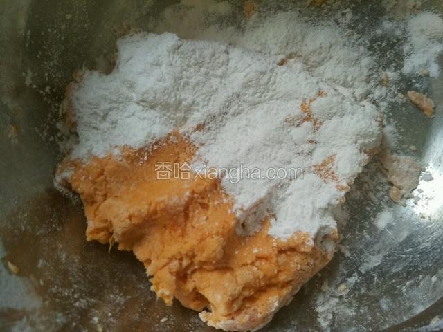 放适当的糯米粉揉匀