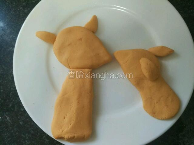 取出盘子，按盘子的大小，捏成鹿的形状