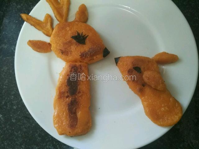 放平底锅里小火两面煎熟，再取出装盘，用紫菜剪出鹿的眼睛，再把紫菜剪成三角沾点水做鹿的鼻子～