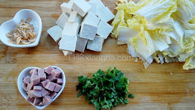豆腐切方块、火腿切成丁、虾皮洗净、香菜切小段