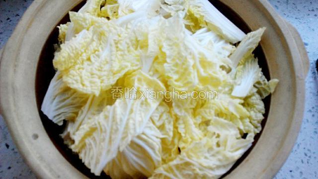 将白菜叶放在豆腐上