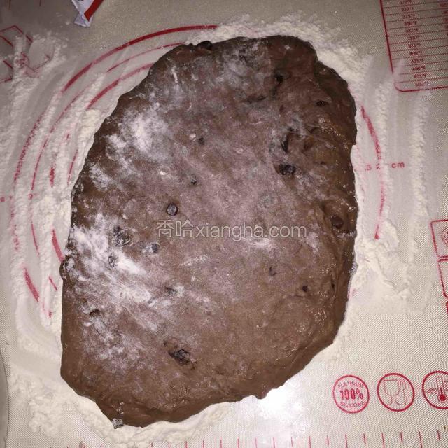 用手把面团拍成4cm的厚片