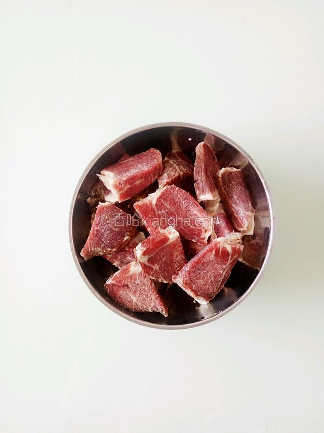 牛肉切块！注意不要切太厚，否则不容易熟！