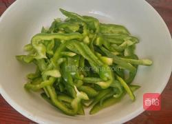 青椒胡萝卜炒肉丝的做法图解1