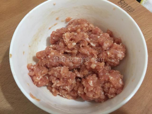 把肉末放碗里加入生抽，料酒，盐搅拌均匀腌制十分钟。