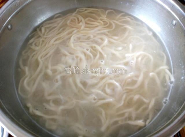 水滚了以后加入面条（我这里是两人份的，面条也可以用挂面代替），等水再次滚开，尝一下面，断生就可以捞出了