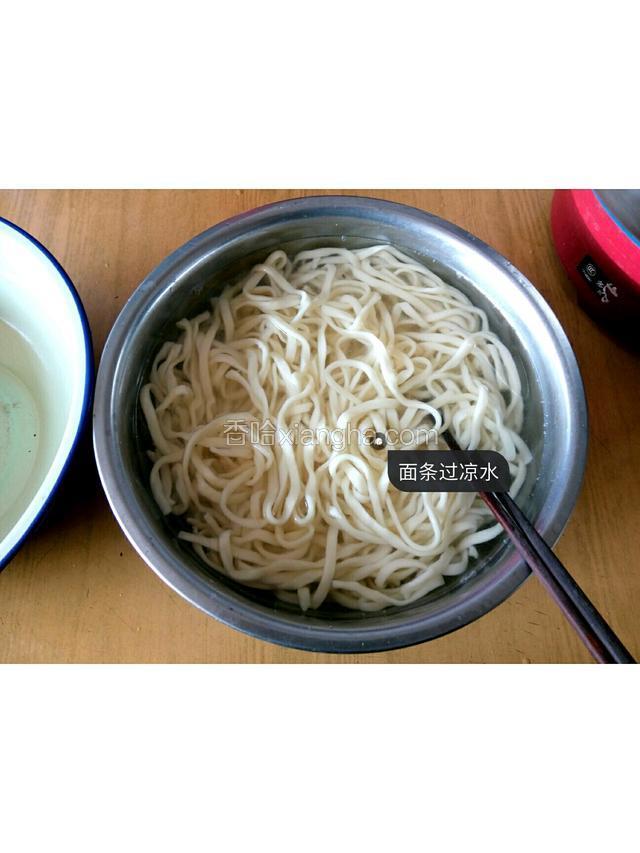 将面捞出，马上捞入备好的冷水里充分过凉，