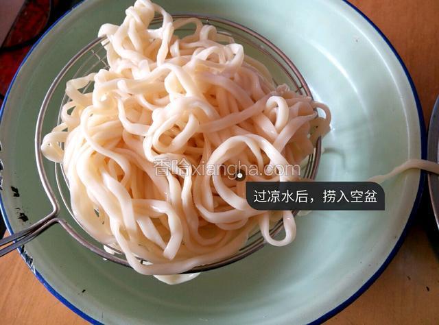 然后控干水份，捞在空盆里备用