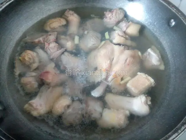 锅水加料酒，姜片煮开，倒入豚鸭焯水