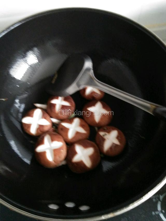 放入香菇翻炒