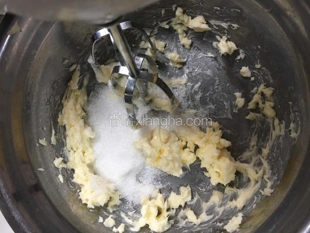 加入细砂糖继续搅打均匀