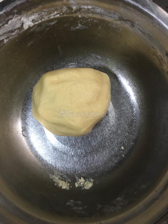搅拌均匀后再加入过筛好的低筋面粉继续搅拌至无干粉，用手抓匀成面团