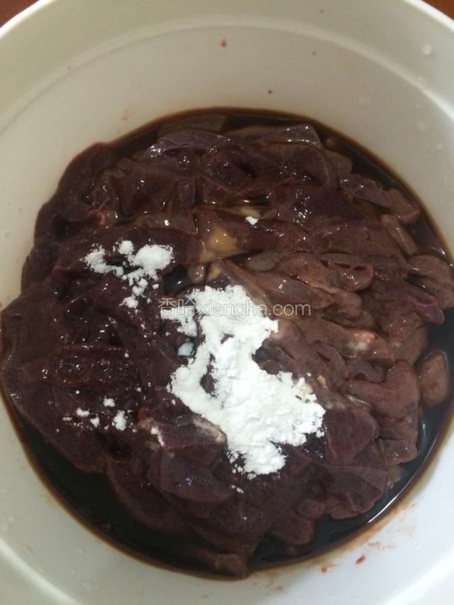 猪肝泡盐水15分钟，切薄，加入料酒，生抽，淀粉搅匀，腌制15分钟
