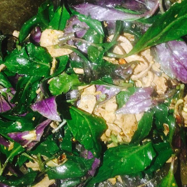 然后加入血皮菜炒熟，