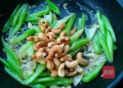 西芹百合炒腰果的做法图解14