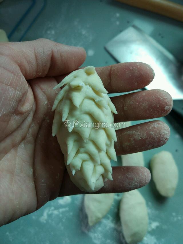 用剪刀剪成刺猬的刺！