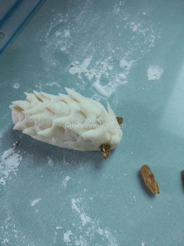 一粒葡萄干放成两半，做刺猬的眼睛！