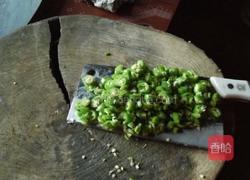 剁椒拌皮蛋的做法图解1