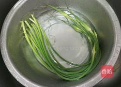 蒜苗炒五花肉的做法图解1