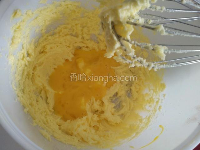 分次加入蛋液，每次都要打均匀后，再倒入第二次