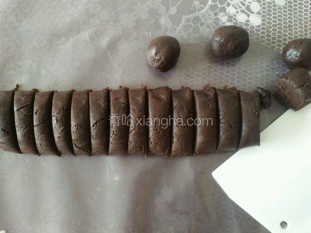 用刮板切成大小差不多的小团