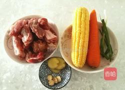 玉米胡萝卜排骨汤的做法图解1