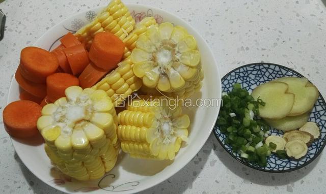 玉米和胡萝卜洗净切段，葱切粒。