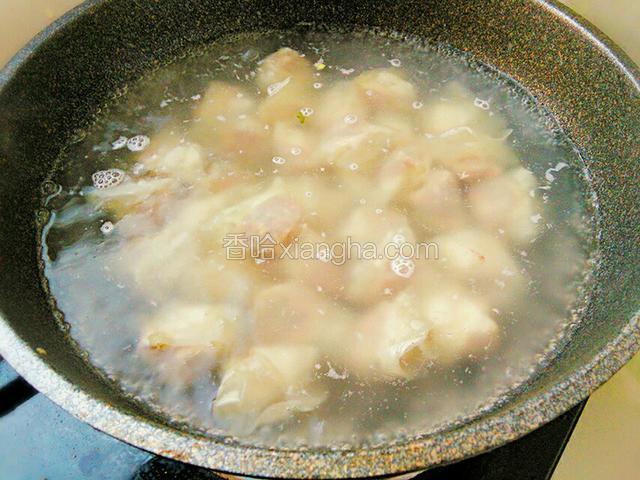 锅里倒入适量的水烧开后下入馄饨