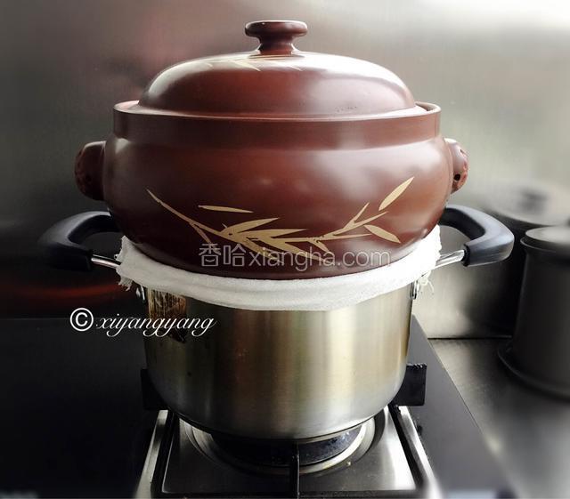 取一只不锈钢锅，口径要小于汽锅底部，倒入4/5凉水，将纱布浸湿围绕在锅口，将汽锅坐于不锈钢锅上，开大火将水烧开，转中火令水一直沸腾，用水蒸汽蒸腾食材，中途可抬起汽锅观察不锈钢锅锅中水量，如果不足及时添加开水，期间尽量不要打开汽锅锅盖，焖蒸二个小时左右。