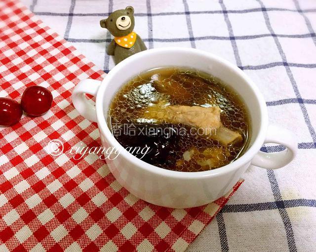 盛到碗中称热开动吧，汤清而不腻，肉软烂而脱骨。