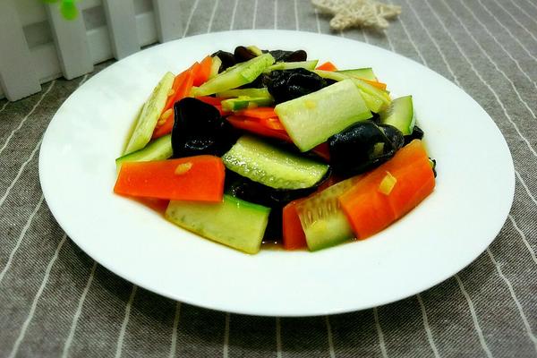 胡萝卜黄瓜拌木耳