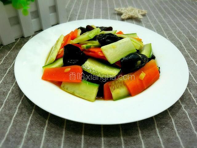 胡萝卜黄瓜拌木耳