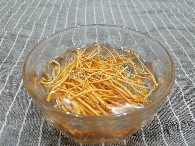 将虫草花用水泡半小时。