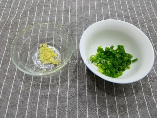 将香葱切成小段，姜切成末备用。