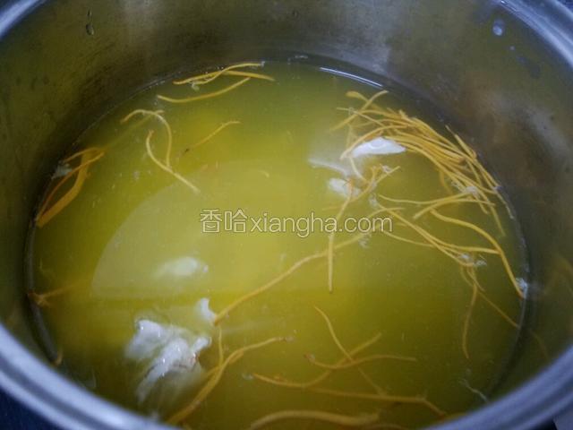 锅中添小半锅水，开大火将锅烧开，锅烧开后放入大米,鸡肉,虫草花,姜。