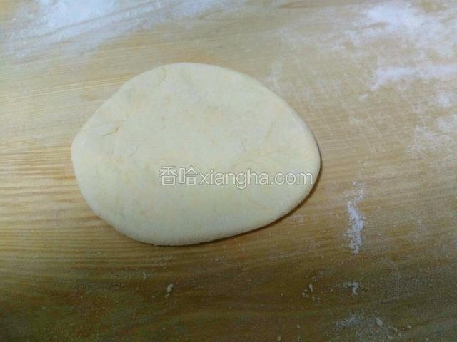 再擀成饼。