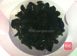 西芹百合炒木耳的做法图解2