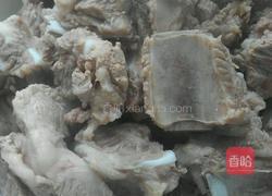 排骨炖豆角的做法图解1