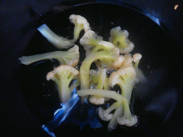 花菜切小块放入热水中焯至6分熟