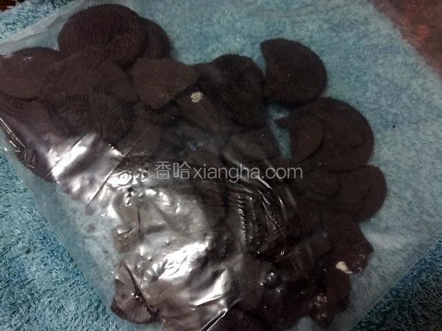 装进密封袋，用擀面棒捣碎饼干
