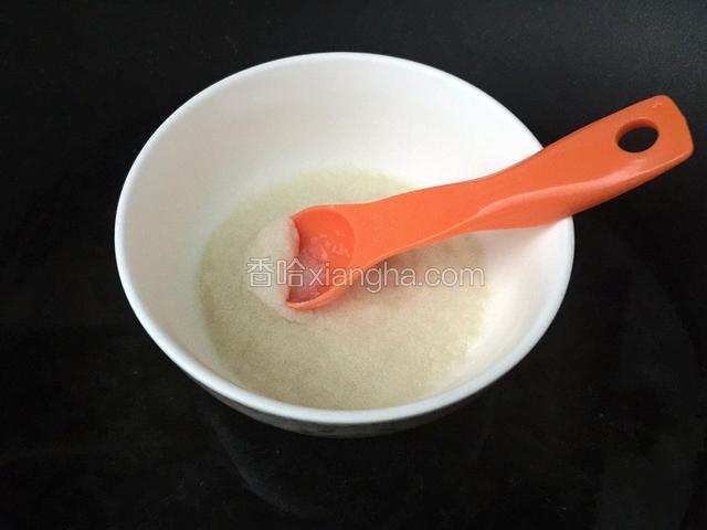 用50g牛奶加入吉利丁片泡至膨胀，隔水加热，不停搅拌至吉利丁粉融化无颗粒