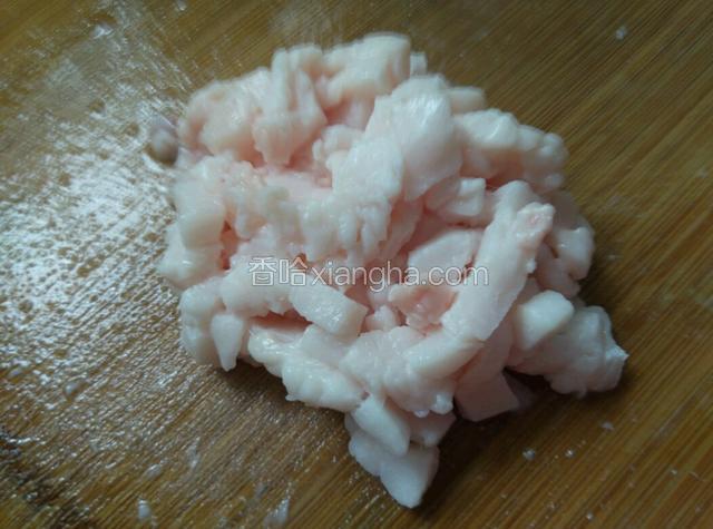 肥膘肉切小条。
